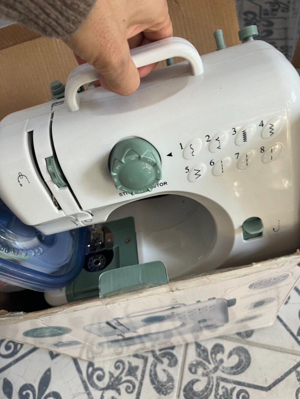 Singer quick fix sewing machine - Picture 4 of 6
